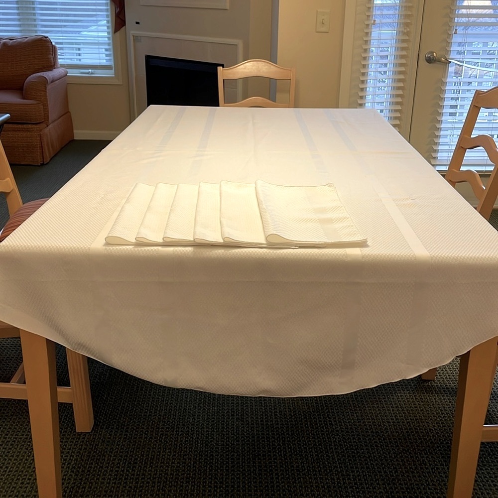 Large Oval no iron tablecloth + 6 napkins. EUC condition. No obvious stains